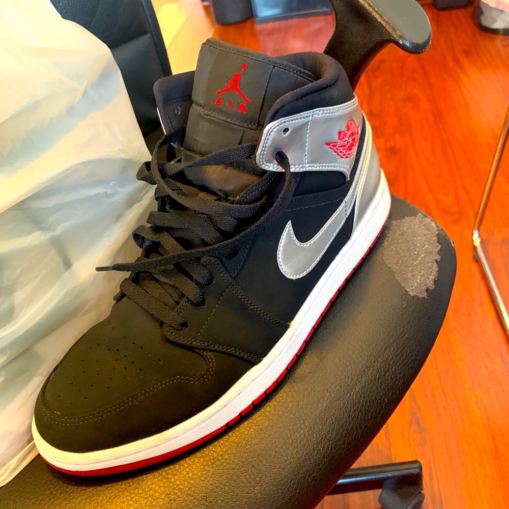 Air Jordan retro 1 “Mid Kilroys”